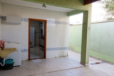 Casa à venda com 153m², 3 quartos e 4 vagas Casa à venda com 153m², 3 quartos e 4 vagasQuintal