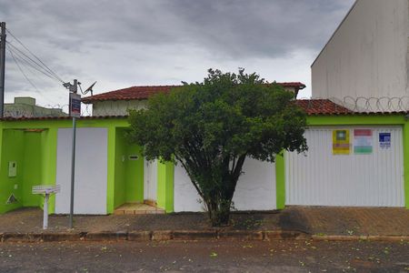Fachada de casa para alugar com 3 quartos, 130m² em Santa Mônica, Uberlândia