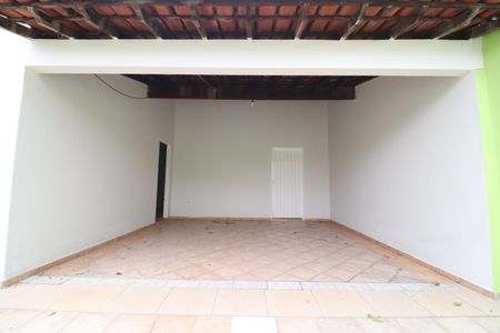 Garagem de casa para alugar com 3 quartos, 130m² em Santa Mônica, Uberlândia