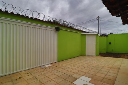 Garagem de casa para alugar com 3 quartos, 130m² em Santa Mônica, Uberlândia