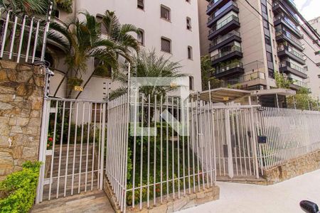 Apartamento à venda com 216m², 4 quartos e 3 vagas Apartamento à venda com 216m², 4 quartos e 3 vagasEntrada