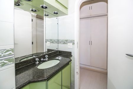 Apartamento à venda com 216m², 4 quartos e 3 vagas Apartamento à venda com 216m², 4 quartos e 3 vagasBanheiro da Suíte 2