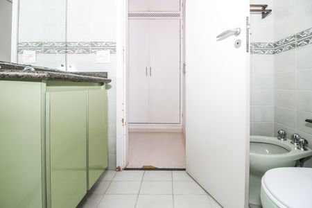Apartamento à venda com 216m², 4 quartos e 3 vagas Apartamento à venda com 216m², 4 quartos e 3 vagasBanheiro da Suíte 2