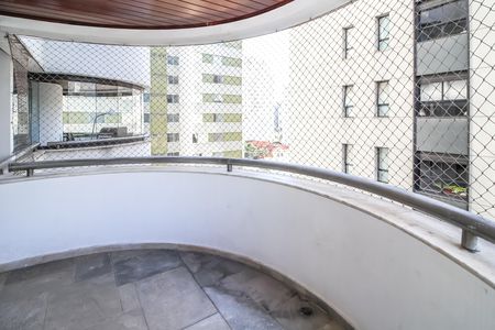 Apartamento à venda com 216m², 4 quartos e 3 vagas Apartamento à venda com 216m², 4 quartos e 3 vagasVaranda