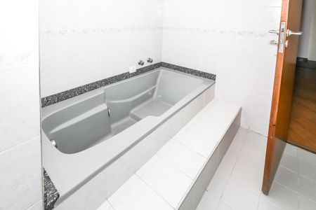 Apartamento à venda com 216m², 4 quartos e 3 vagas Apartamento à venda com 216m², 4 quartos e 3 vagasBanheiro da Suíte 1