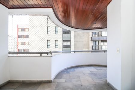 Apartamento à venda com 216m², 4 quartos e 3 vagas Apartamento à venda com 216m², 4 quartos e 3 vagasVaranda