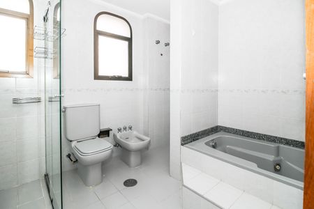 Apartamento à venda com 216m², 4 quartos e 3 vagas Apartamento à venda com 216m², 4 quartos e 3 vagasBanheiro da Suíte 1