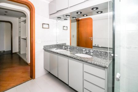 Apartamento à venda com 216m², 4 quartos e 3 vagas Apartamento à venda com 216m², 4 quartos e 3 vagasBanheiro da Suíte 1