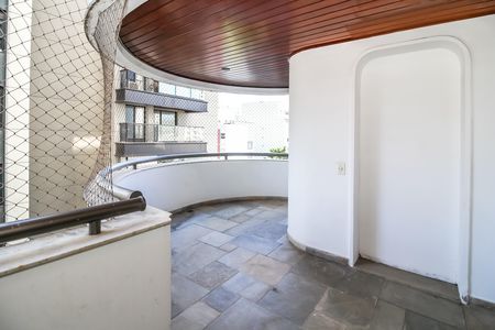 Apartamento à venda com 216m², 4 quartos e 3 vagas Apartamento à venda com 216m², 4 quartos e 3 vagasVaranda