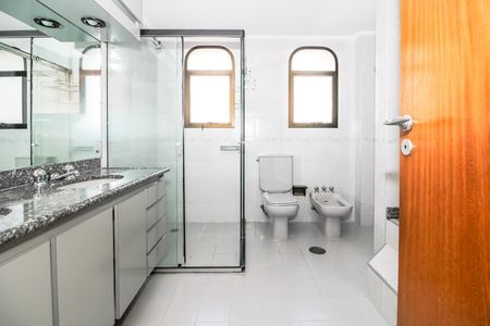 Apartamento à venda com 216m², 4 quartos e 3 vagas Apartamento à venda com 216m², 4 quartos e 3 vagasBanheiro da Suíte 1
