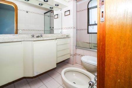Apartamento à venda com 216m², 4 quartos e 3 vagas Apartamento à venda com 216m², 4 quartos e 3 vagasBanheiro da Suíte 3