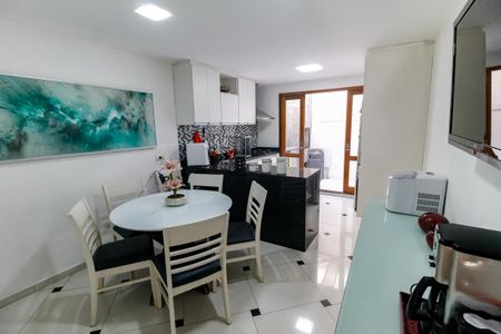Casa de condomínio à venda com 110m², 2 quartos e 2 vagas Casa de condomínio à venda com 110m², 2 quartos e 2 vagasCozinha - Armários