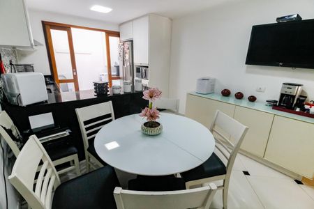 Casa de condomínio à venda com 110m², 2 quartos e 2 vagas Casa de condomínio à venda com 110m², 2 quartos e 2 vagasCozinha - Armários