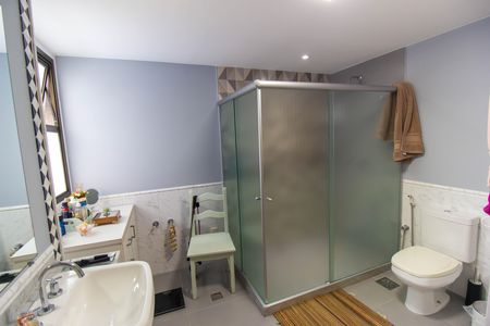 Apartamento à venda com 180m², 4 quartos e 2 vagas Apartamento à venda com 180m², 4 quartos e 2 vagasBanheiro da Suíte 2