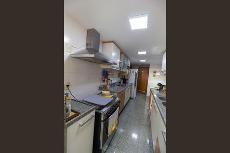 Apartamento à venda com 180m², 4 quartos e 2 vagas Apartamento à venda com 180m², 4 quartos e 2 vagasCozinha e Área de Serviço