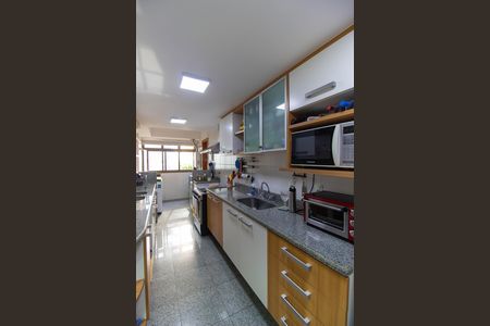 Apartamento à venda com 180m², 4 quartos e 2 vagas Apartamento à venda com 180m², 4 quartos e 2 vagasCozinha e Área de Serviço