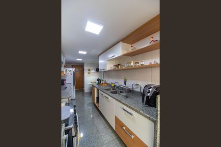 Apartamento à venda com 180m², 4 quartos e 2 vagas Apartamento à venda com 180m², 4 quartos e 2 vagasCozinha e Área de Serviço