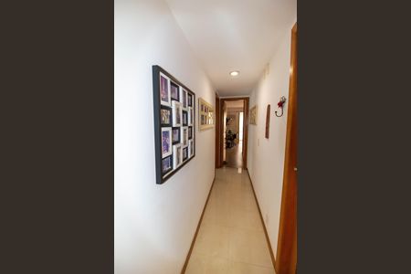 Apartamento à venda com 180m², 4 quartos e 2 vagas Apartamento à venda com 180m², 4 quartos e 2 vagasCorredor