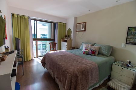 Apartamento à venda com 180m², 4 quartos e 2 vagas Apartamento à venda com 180m², 4 quartos e 2 vagas Suíte 2