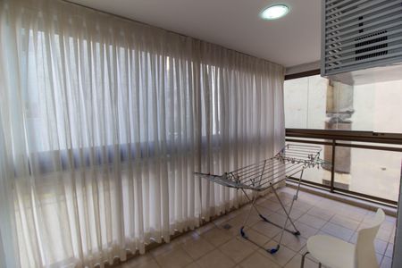 Apartamento à venda com 180m², 4 quartos e 2 vagas Apartamento à venda com 180m², 4 quartos e 2 vagasVaranda