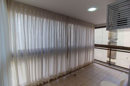 Apartamento à venda com 180m², 4 quartos e 2 vagas Apartamento à venda com 180m², 4 quartos e 2 vagasVaranda