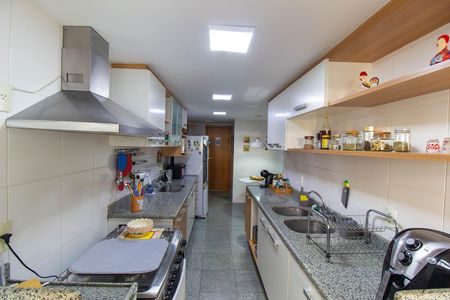 Apartamento à venda com 180m², 4 quartos e 2 vagas Apartamento à venda com 180m², 4 quartos e 2 vagasCozinha e Área de Serviço