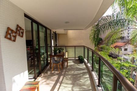 Apartamento à venda com 180m², 4 quartos e 2 vagas Apartamento à venda com 180m², 4 quartos e 2 vagasVaranda