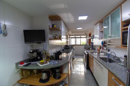Apartamento à venda com 180m², 4 quartos e 2 vagas Apartamento à venda com 180m², 4 quartos e 2 vagasCozinha e Área de Serviço