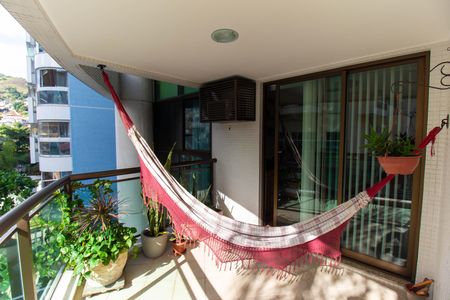 Apartamento à venda com 180m², 4 quartos e 2 vagas Apartamento à venda com 180m², 4 quartos e 2 vagasVaranda