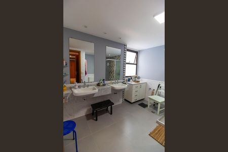 Apartamento à venda com 180m², 4 quartos e 2 vagas Apartamento à venda com 180m², 4 quartos e 2 vagasBanheiro da Suíte 2