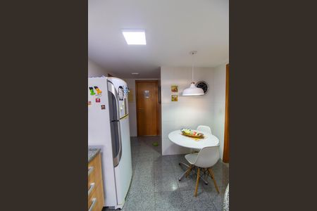 Apartamento à venda com 180m², 4 quartos e 2 vagas Apartamento à venda com 180m², 4 quartos e 2 vagasCozinha e Área de Serviço