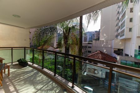 Apartamento à venda com 180m², 4 quartos e 2 vagas Apartamento à venda com 180m², 4 quartos e 2 vagasVaranda