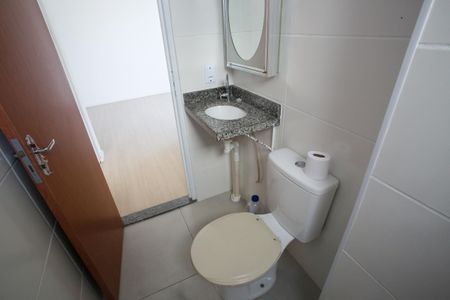 Banheiro de apartamento para alugar com 2 quartos, 55m² em Taquara, Rio de Janeiro