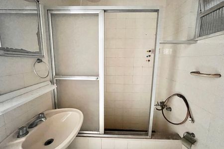 Banheiro  de apartamento à venda com 1 quarto, 37m² em Copacabana, Rio de Janeiro