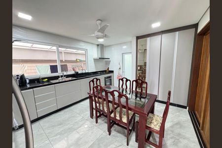 Casa à venda com 230m², 4 quartos e 4 vagas
