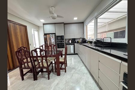 Casa à venda com 230m², 4 quartos e 4 vagas