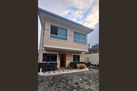 Casa de condomínio à venda com 108m², 3 quartos e 2 vagasFachada