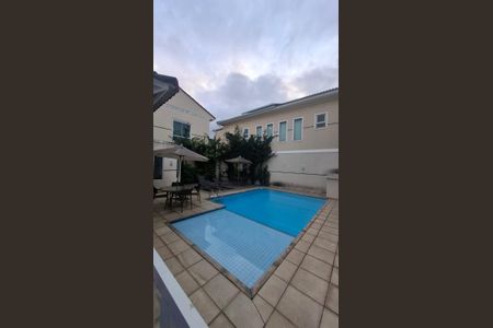 Casa de condomínio à venda com 108m², 3 quartos e 2 vagasPiscina