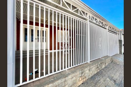 Casa para alugar com 200m², 3 quartos e 3 vagas Casa para alugar com 200m², 3 quartos e 3 vagasFachada