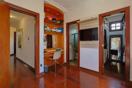 Casa para alugar com 364m², 4 quartos e 6 vagas Casa para alugar com 364m², 4 quartos e 6 vagasCorredor