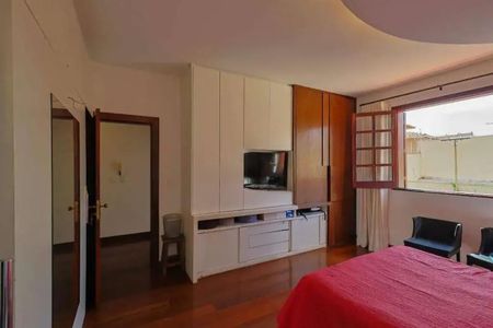 Casa para alugar com 364m², 4 quartos e 6 vagas Casa para alugar com 364m², 4 quartos e 6 vagasSuíte