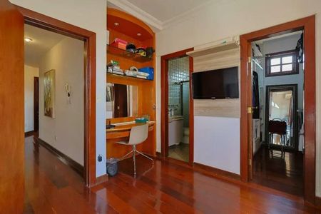 Casa para alugar com 364m², 4 quartos e 6 vagas Casa para alugar com 364m², 4 quartos e 6 vagasCorredor