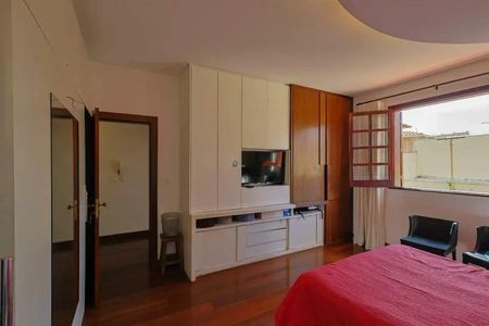 Casa para alugar com 364m², 4 quartos e 6 vagas Casa para alugar com 364m², 4 quartos e 6 vagasSuíte