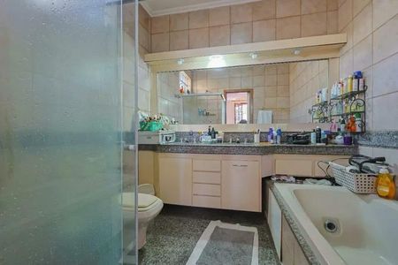 Casa para alugar com 364m², 4 quartos e 6 vagas Casa para alugar com 364m², 4 quartos e 6 vagasBanheiro da Suíte 2