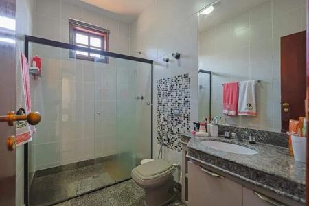 Casa para alugar com 364m², 4 quartos e 6 vagas Casa para alugar com 364m², 4 quartos e 6 vagasBanheiro social