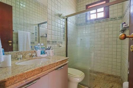 Casa para alugar com 364m², 4 quartos e 6 vagas Casa para alugar com 364m², 4 quartos e 6 vagasBanheiro da Suíte