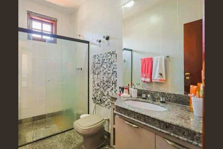 Casa para alugar com 364m², 4 quartos e 6 vagas Casa para alugar com 364m², 4 quartos e 6 vagasBanheiro social