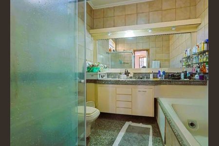 Casa para alugar com 364m², 4 quartos e 6 vagas Casa para alugar com 364m², 4 quartos e 6 vagasBanheiro da Suíte 2