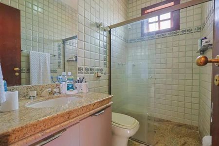 Casa para alugar com 364m², 4 quartos e 6 vagas Casa para alugar com 364m², 4 quartos e 6 vagasBanheiro da Suíte