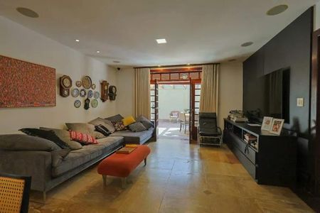 Casa para alugar com 364m², 4 quartos e 6 vagas Casa para alugar com 364m², 4 quartos e 6 vagasSala